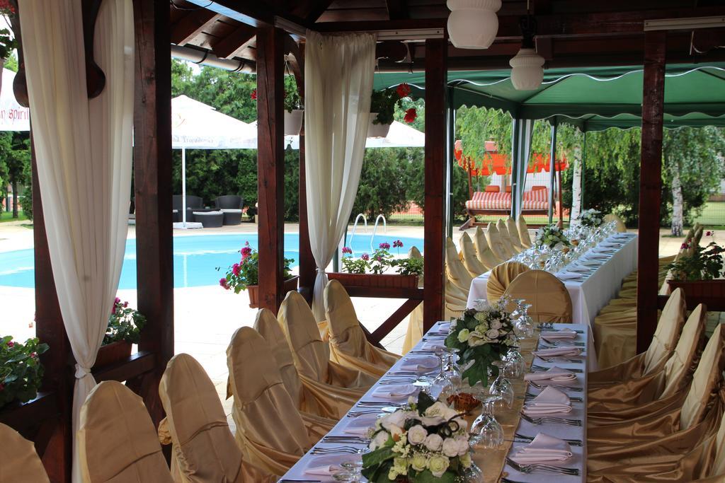 Vila Royal Urziceni Buitenkant foto